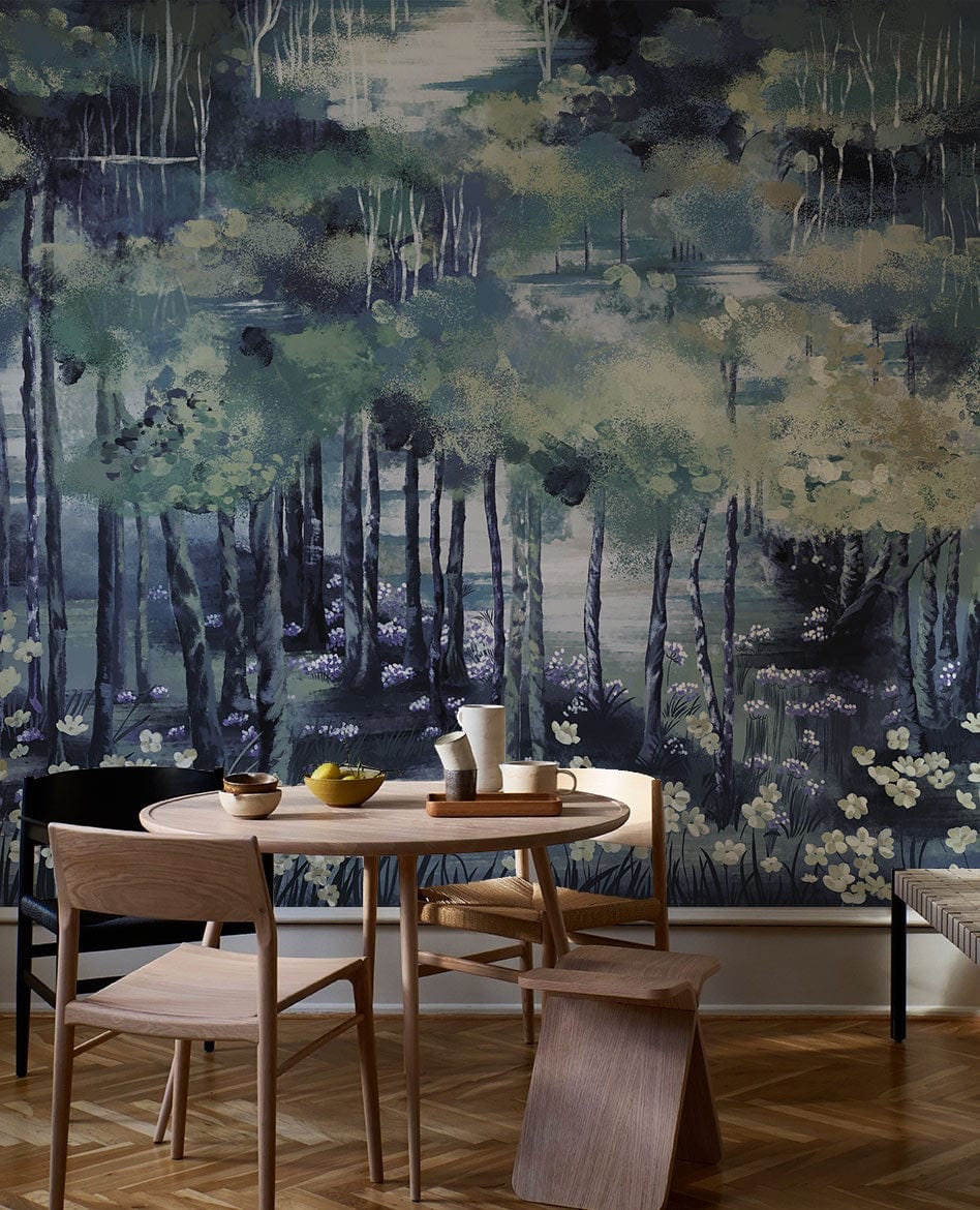 Table ronde en bois avec quatre chaises, idéal pour une œuvre d’art mural forêt nocturne