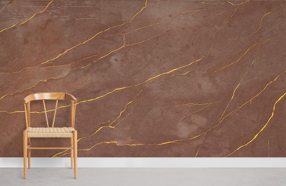 Chaise en bois avec siège tissé devant une peinture murale dorée aux fissures dorées