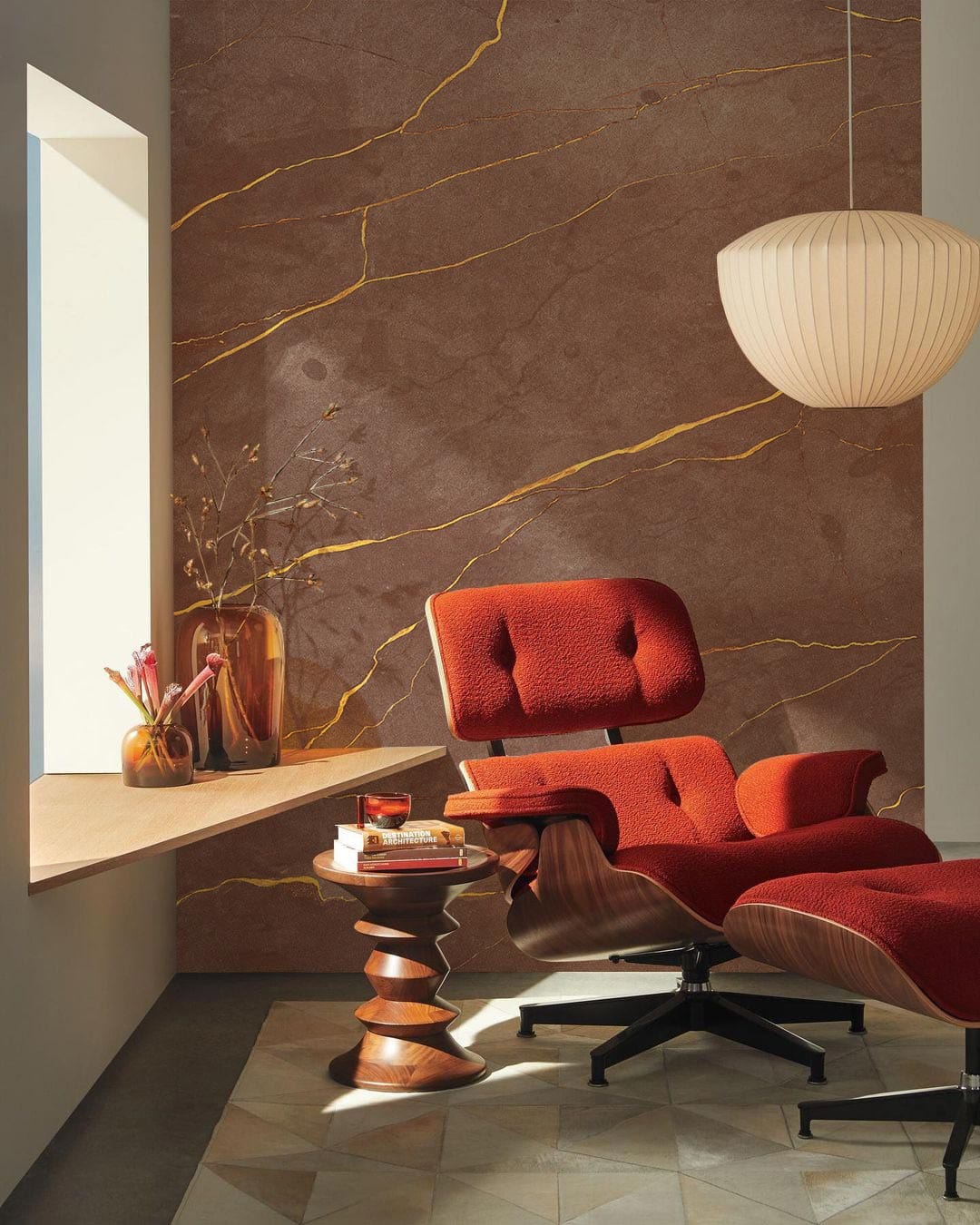Chaise lounge en velours rouge avec ottoman, mural golden cracks, peinture murale dorée
