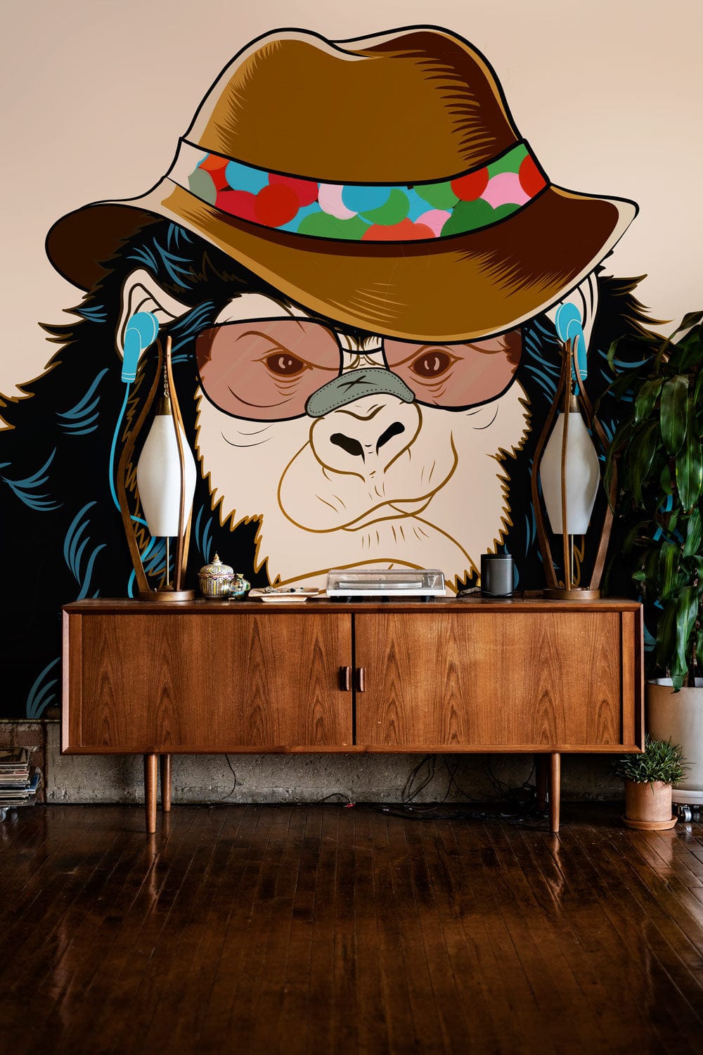 Credenza en bois style mid-century moderne avec portes et jambes effilées, mural Gorille Cowboy