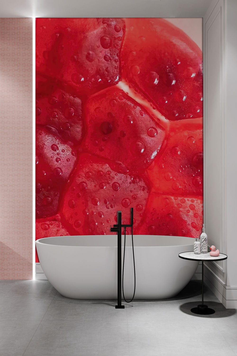 Baignoire blanche autoportante avec robinet noir mat, dans le papier peint mural Grenade Cristalline