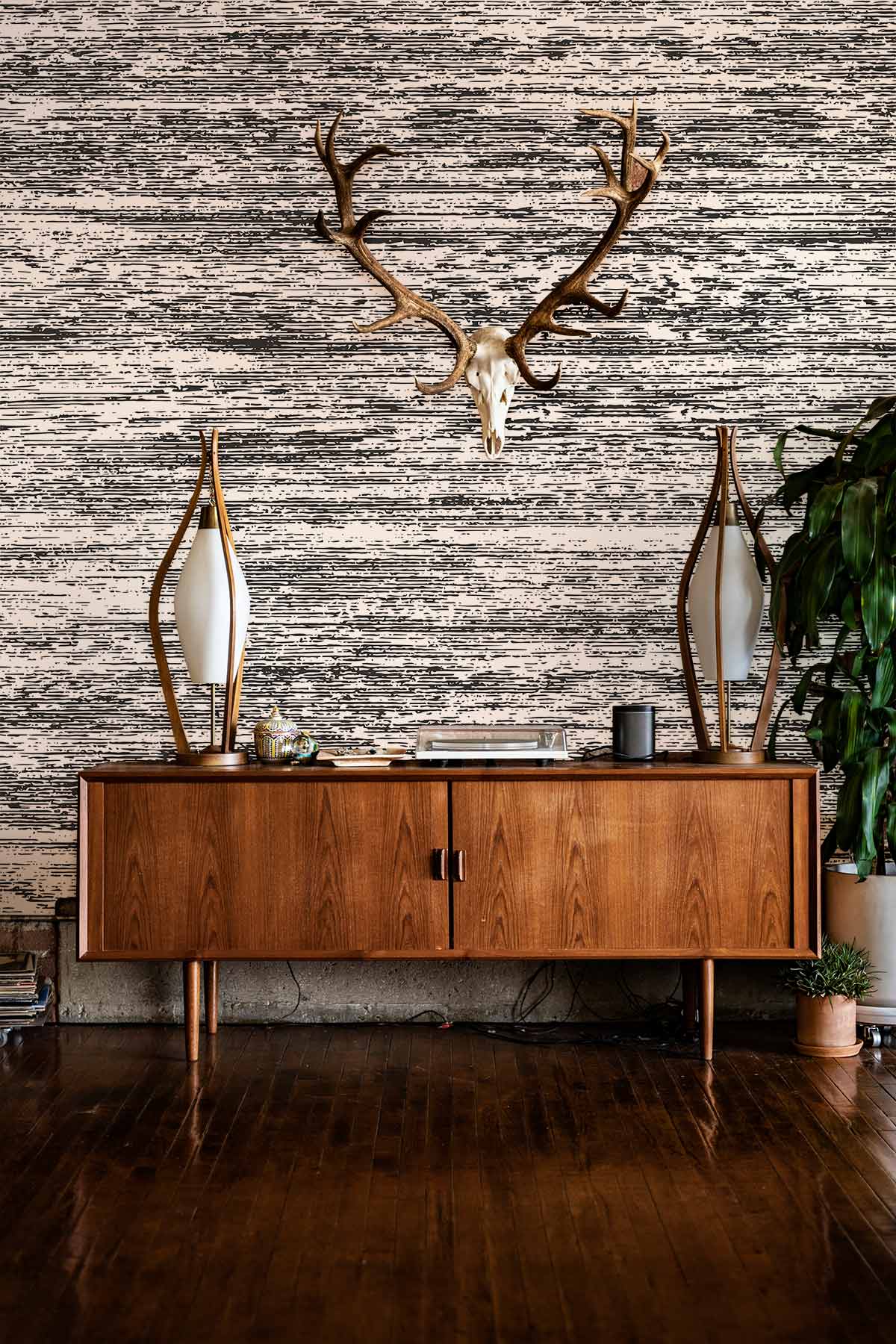 Credenza en bois style mid-century modern avec portes doubles, idéal pour papier peint mural gris flou