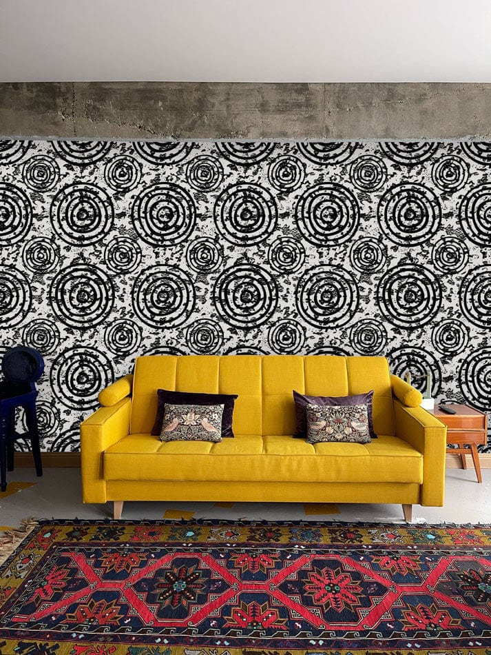Canapé trois places jaune lumineux avec coussins décoratifs, idéal pour un mural grunge
