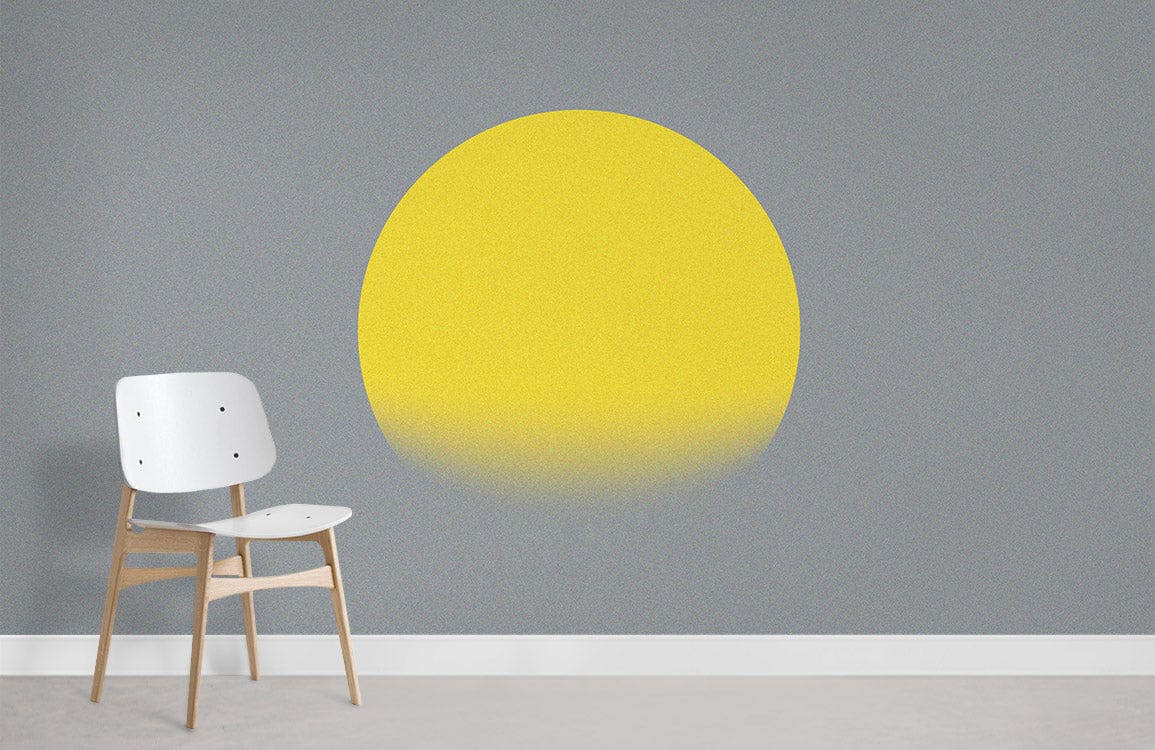 Chaise blanche moderne avec jambes en bois léger sur le papier peint mural Halo Jaune
