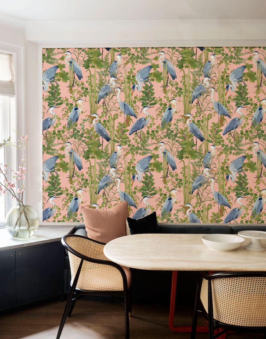 Papier peint mural avec hérons bleus et feuillage vert sur fond rose pour décor mural hérons