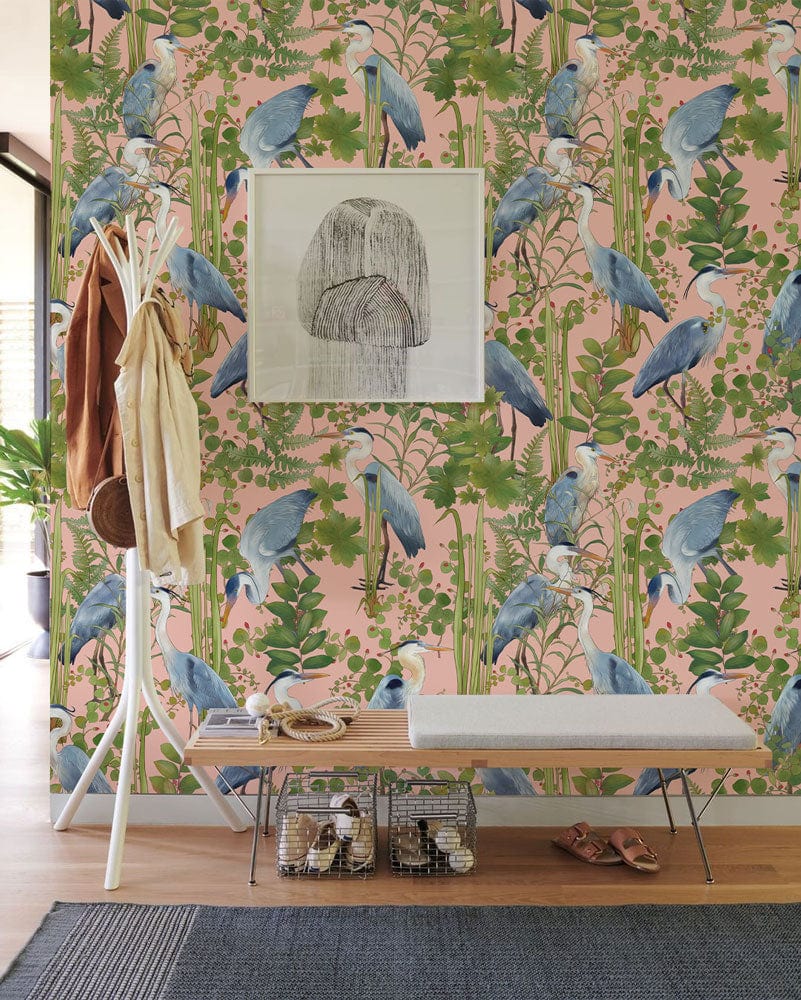 Papier peint mural avec hérons bleus et feuillage vert, parfait pour un décor tropical