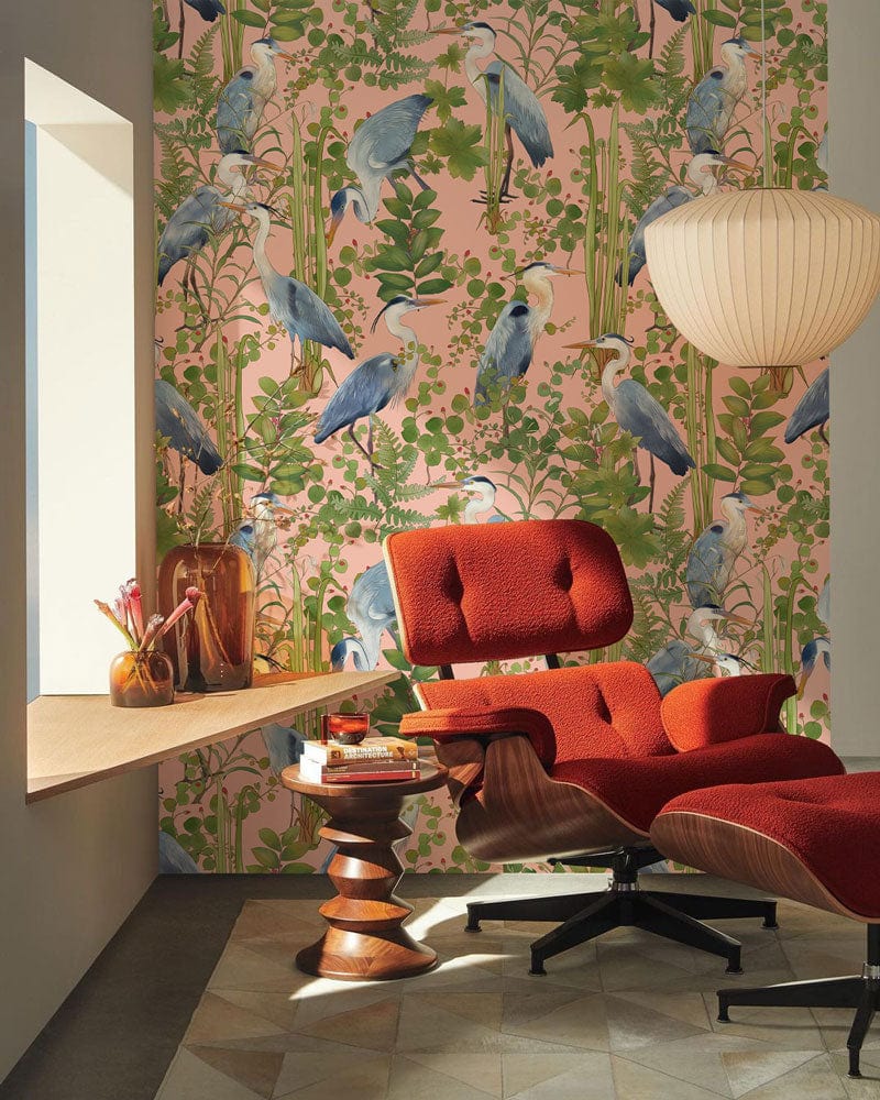 Chaise lounge moderne avec ottoman en bois sombre et coussins rouges, mural hérons