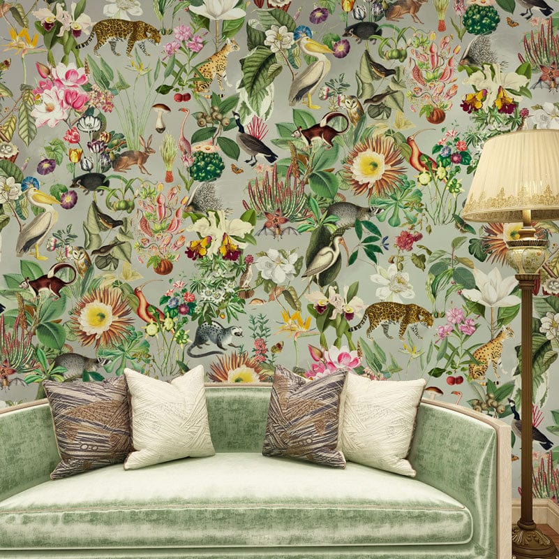 Papier peint mural flore et faune avec canapé velours vert menthe et coussins