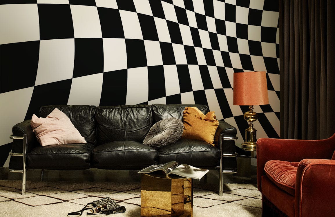 Sofa en cuir noir avec trois coussins et deux accoudoirs sur mural illusion d’ondes