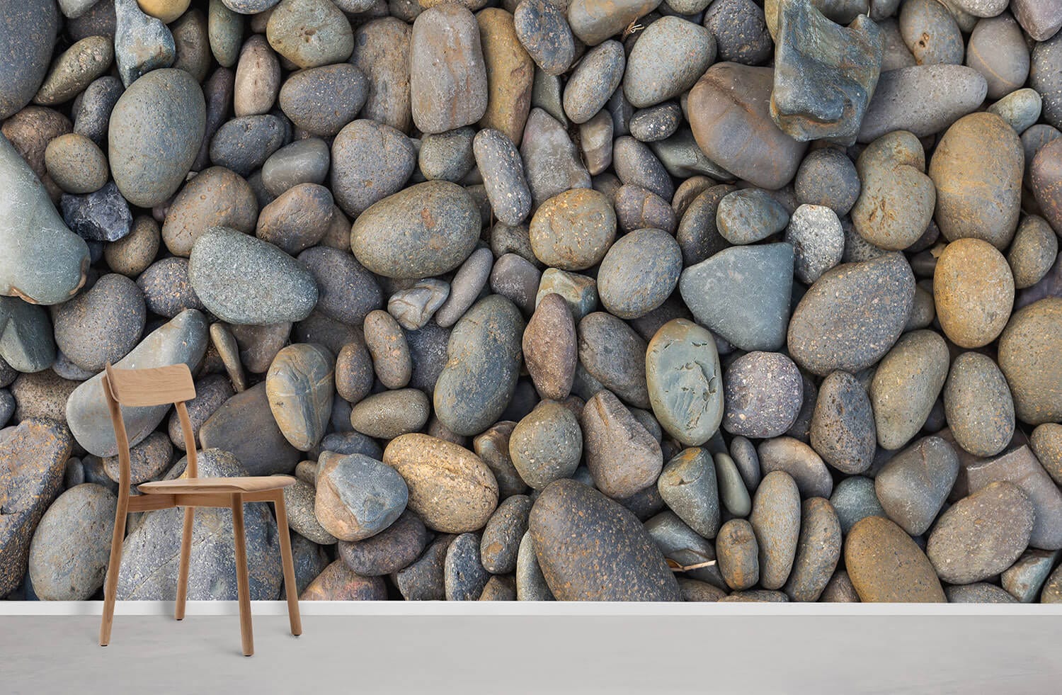 Chaise en bois finition marron clair sur papier peint mural imitation galets 3D
