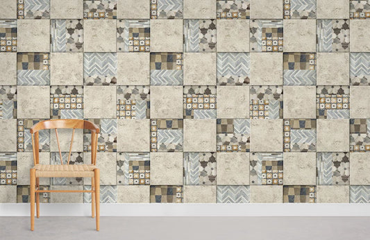 Chaise en bois avec siège tissé sur papier peint mural imitation marbre