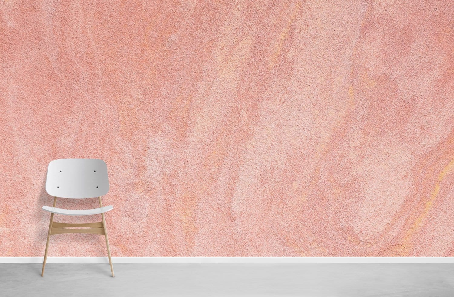 Chaise blanche avec cadre en bois sur un papier peint mural imitation pierre lisse