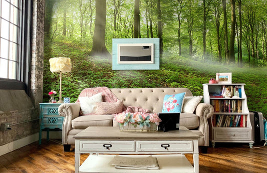 Papier peint mural forêt vibrante pour un salon cosy avec canapé tufté neutre
