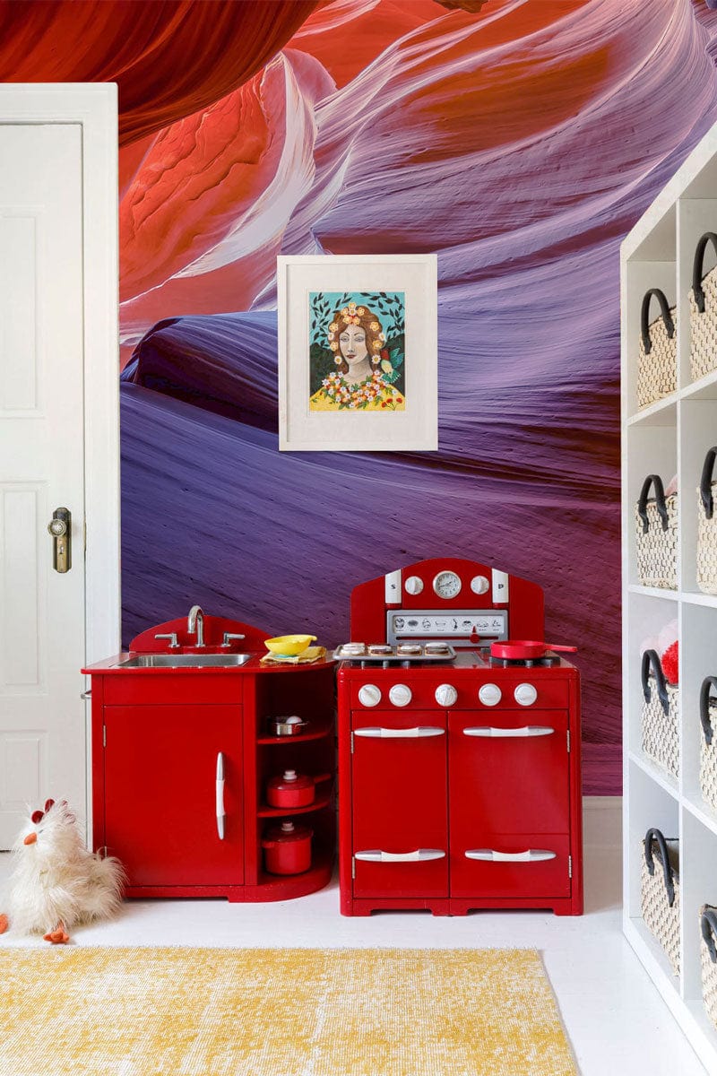 Papier peint mural avec cuisine en bois rouge, évier et cuisinière pour enfants