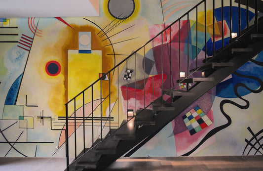 Murale abstraite moderne avec escalier en métal, parfait pour le papier peint mural jaune rouge
