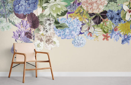 Chaise en bois clair avec tissu beige, idéale pour un papier peint mural jeu floral