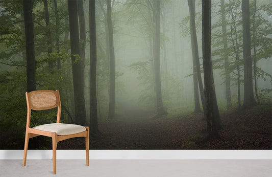 Chaise en bois clair avec dossier en cannage et assise en tissu crème, mural Labyrinthe Forestier