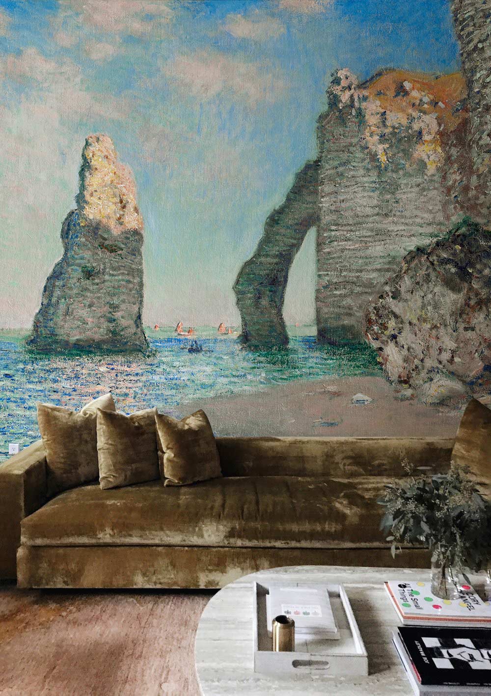 Canapé en velours vert olive avec coussins, idéal pour un papier peint mural élégant