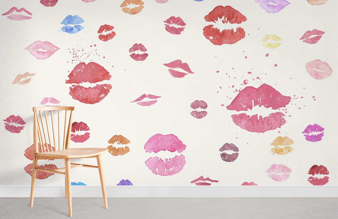 Chaise en bois clair avec dos en lattes, idéal pour le papier peint mural Lèvres colorées