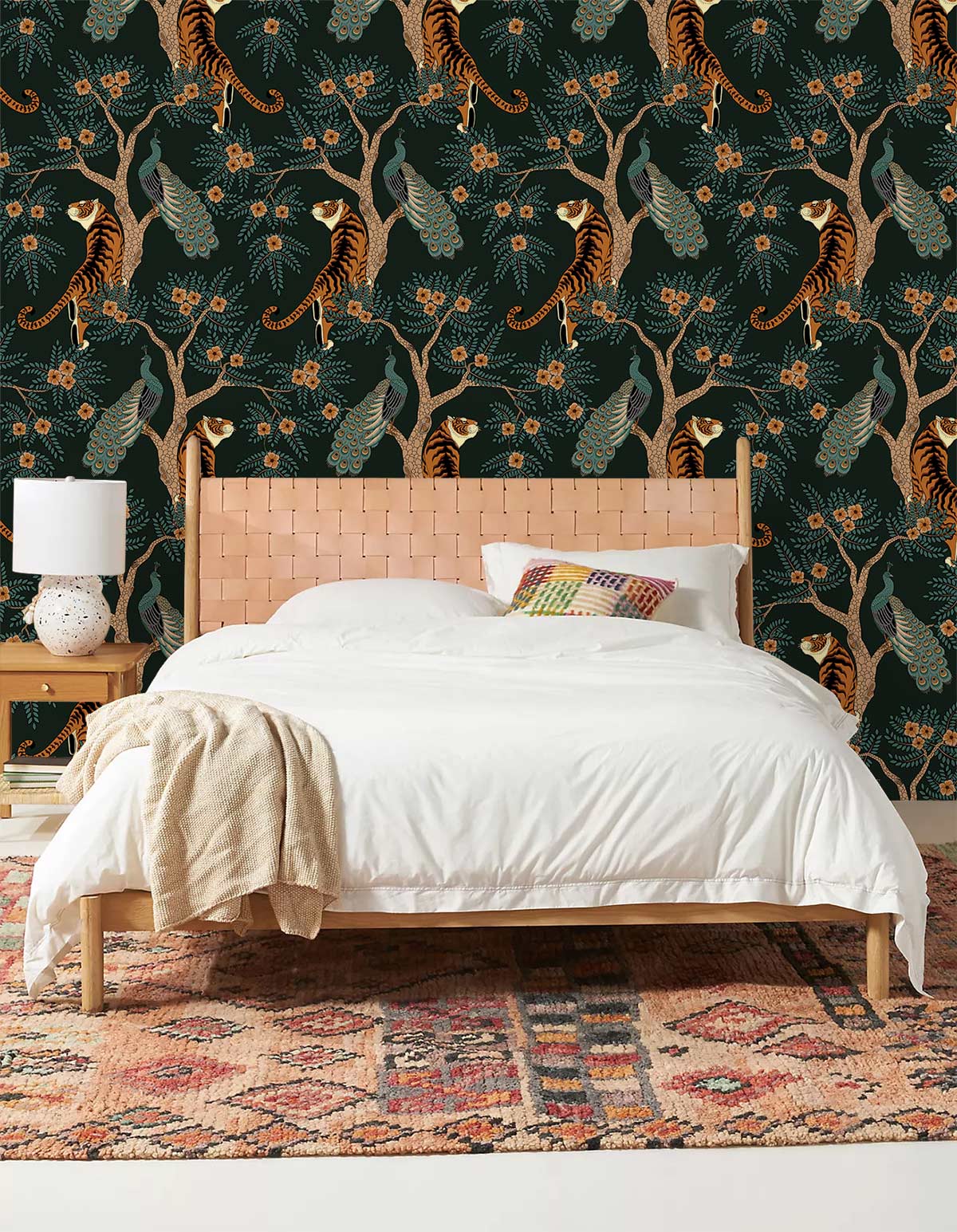 Image d’une chambre avec duvet blanc, lit en bois clair et papier peint mural Loisirs des Animaux