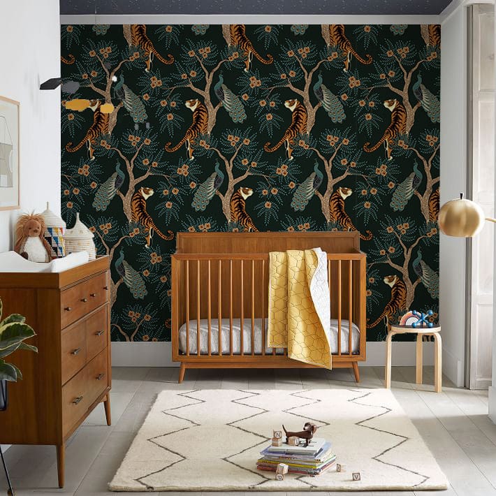 Crib en bois avec couverture jaune et blanche, idéal pour le papier peint mural loisirs