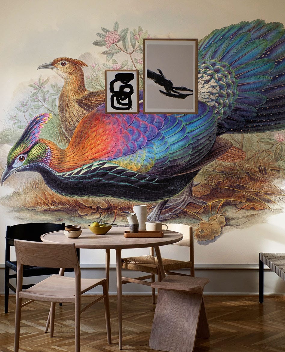 Photo d’un tableau mural lophophorus l’Huysi avec table ronde en bois et chaises