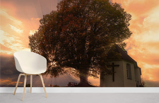 Chaise blanche moderne avec jambes en bois sur un papier peint mural lumière