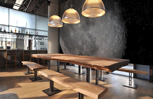 Alt texte d’un table en bois avec bancs assortis pour le mural lune brillante papier peint mural
