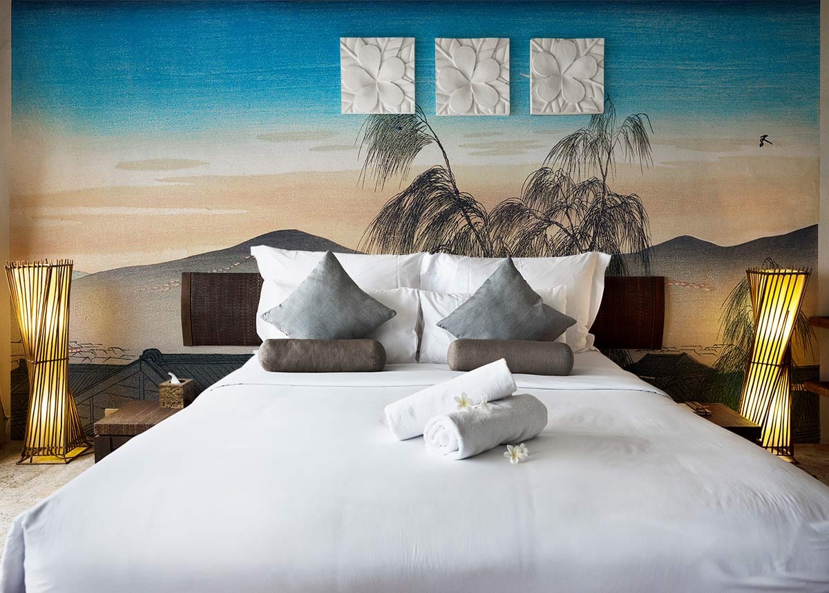 Photo d’un lit dans une chambre d’hôtel avec peinture murale lune et décoration élégante