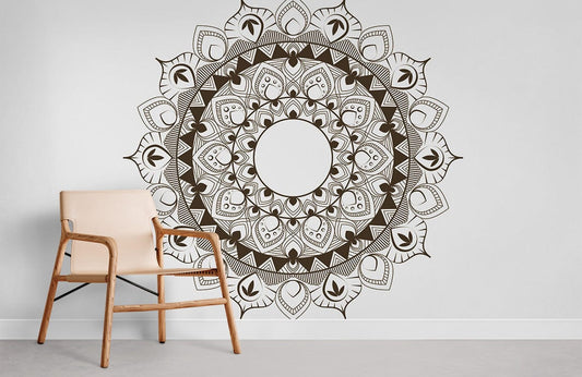 Chaise en bois clair avec tissu beige, idéale pour un mural mandala ou peint mural