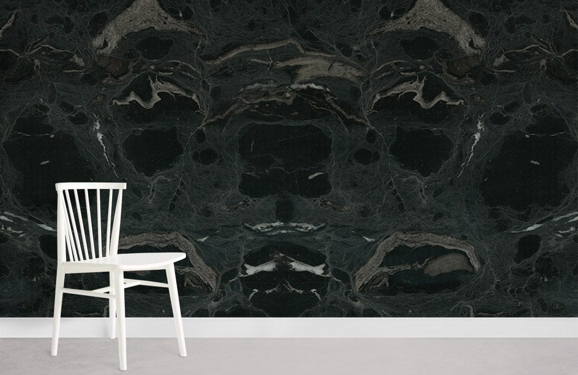 Chaise en bois blanc avec papier peint mural Marbre Abysses Profondes pour décoration intérieure