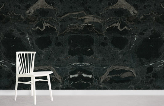 Chaise en bois blanc avec papier peint mural Marbre Abysses Profondes pour décoration intérieure