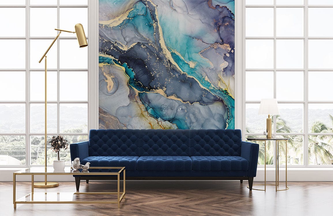 Canapé en velours bleu nuit avec peinture murale aquarelle et mural marbré aquarelle