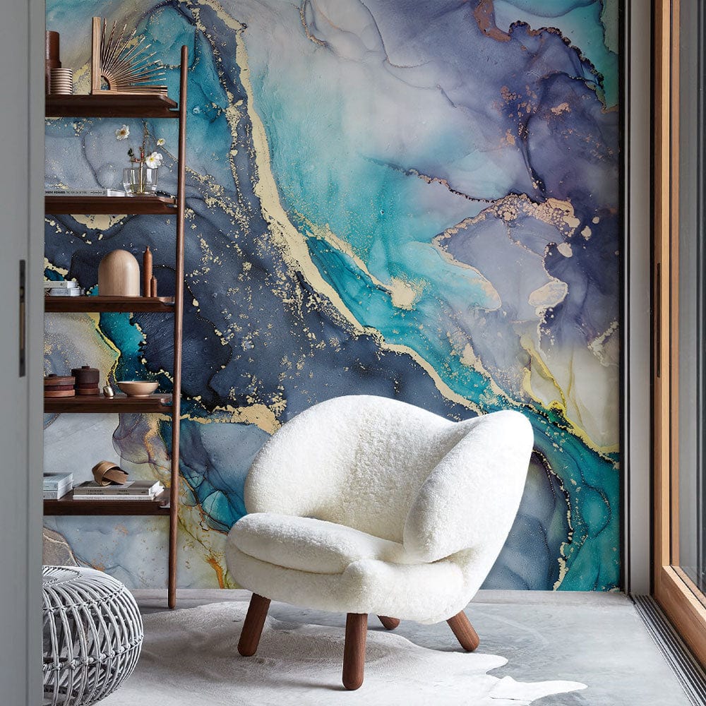 Chaise en peau de mouton blanche avec pieds en bois foncé, idéal pour une œuvre d’art mural marbré aquarelle