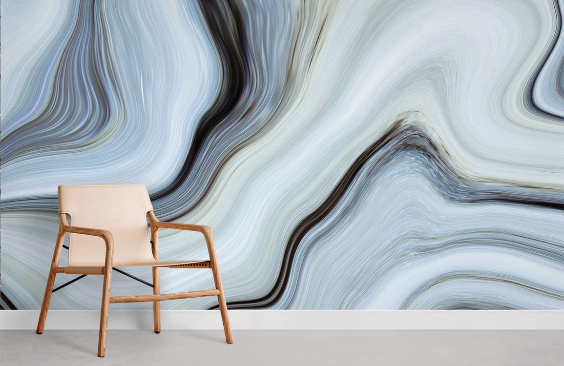Chaise en bois moderne avec tissu clair sur fond de papier peint mural Marbre Bleu Fluide