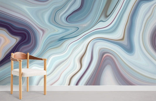 Chaise en bois avec siège rembourré clair, idéale pour peinture murale marbre bleu