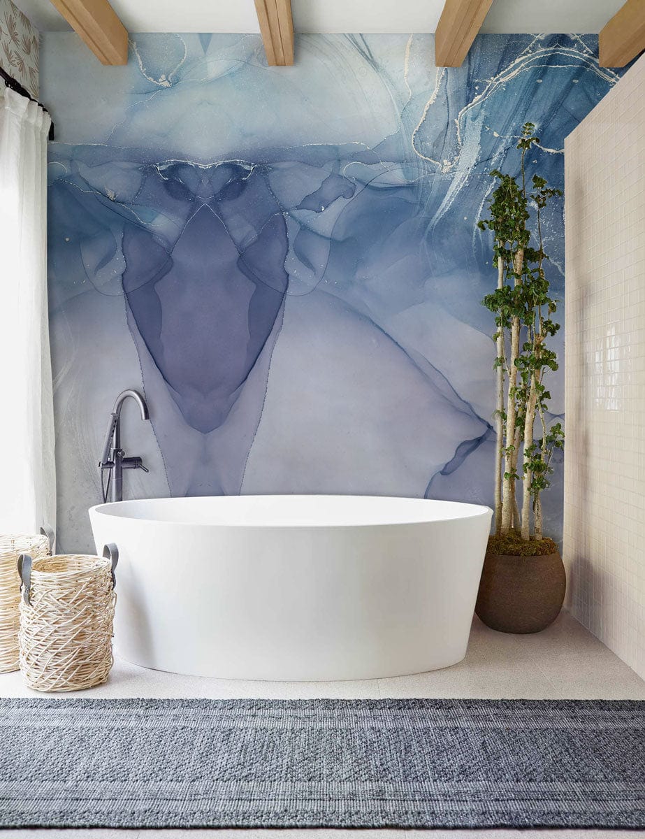 Bain blanc autoportant moderne avec peinture murale marbre et mural marbre bleu frais