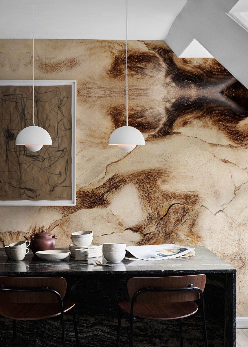 Peint mural marbre brun ombré dans une cuisine moderne avec mur accent marbré et éclairage suspendu