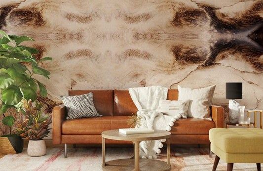 Canapé en cuir marron avec trois coussins, mural marbre brun ombré, papier peint mural