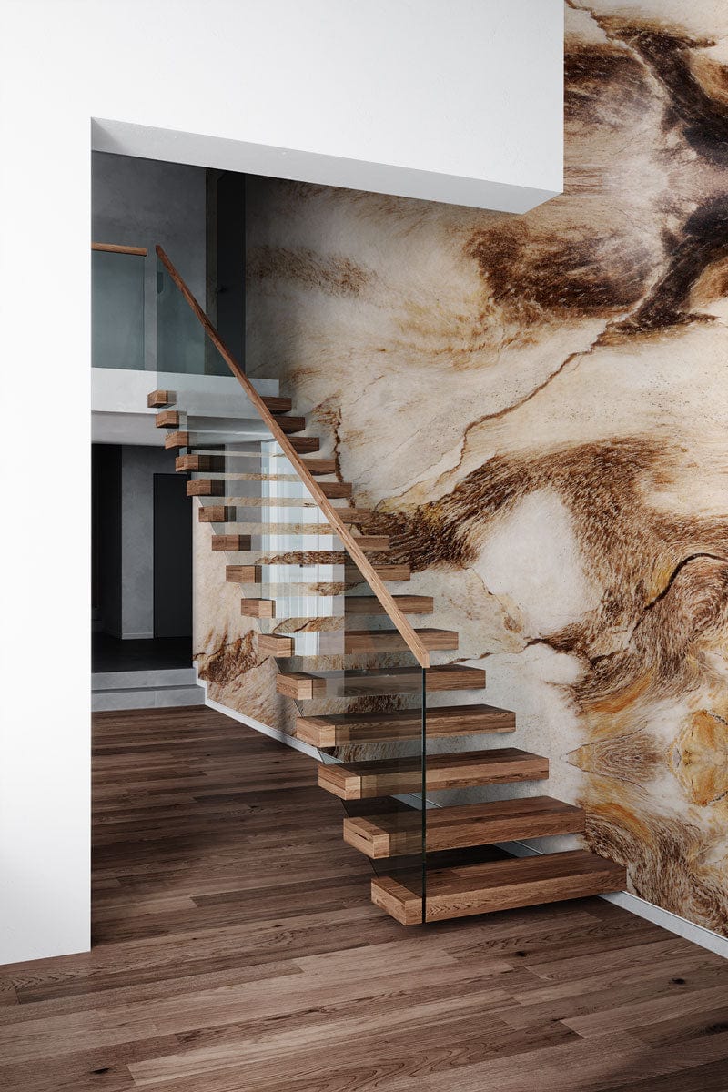 Escalier flottant en bois avec rampe en verre sur le papier peint mural Marbre Brun Ombré