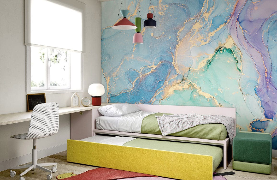 Photo d’une chambre d’enfant avec papier peint mural marbre ombré coloré et mobilier