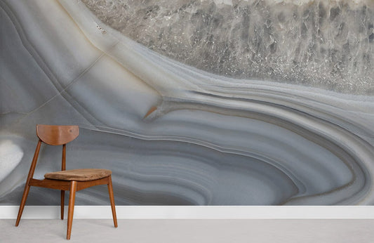 Chaise en bois mi-siècle avec dossier incurvé, dans le papier peint mural marbré Ripple