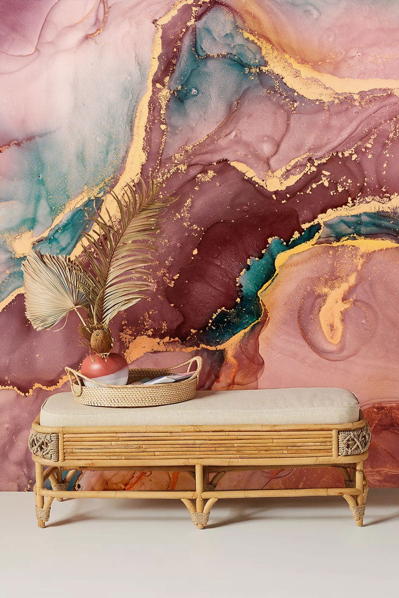 Rattan bench avec coussin rembourré sur mural marbre rose tidal, décoration intérieure