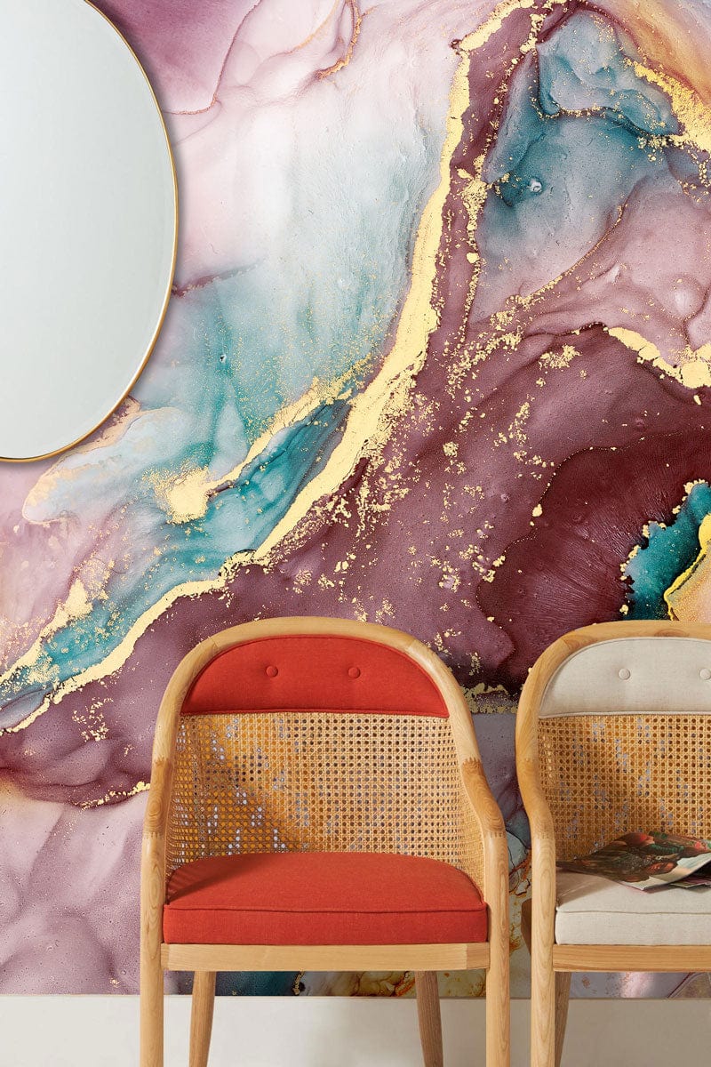 Chaise en bois avec dossier en cannage et siège rouge, dans le papier peint mural marbre rose tidal