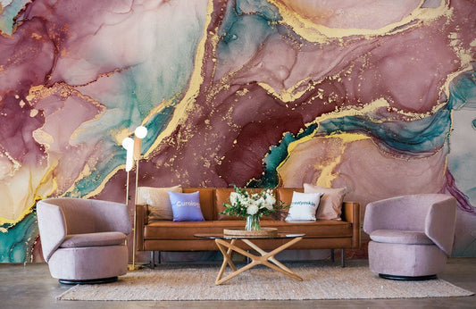 Image d’un salon contemporain avec mural marbre rose tidal, canapé en cuir et fauteuils lavande