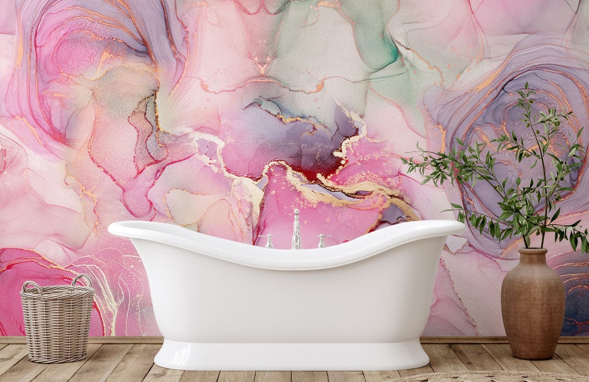 Baignoire blanche autoportante avec rebord courbé sur papier peint mural marbre rose vif