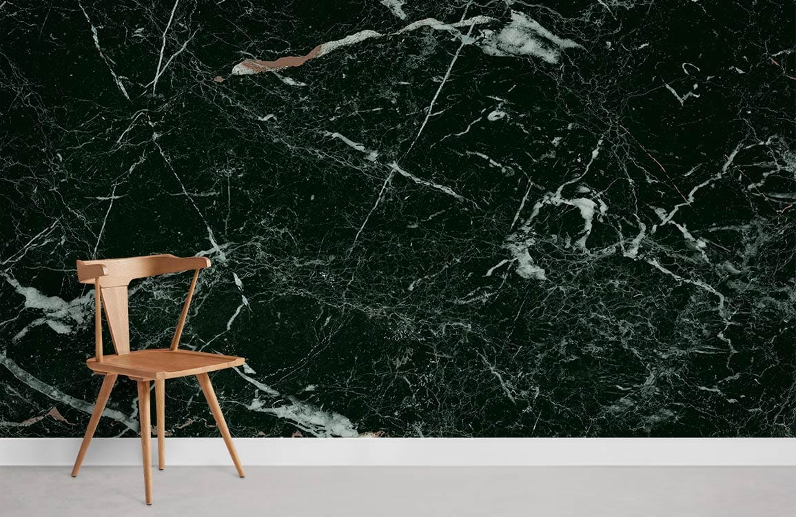 Chaise en bois avec dossier à lattes sur papier peint mural marbre vert foncé