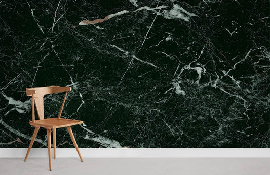 Chaise en bois avec dossier à lattes sur papier peint mural marbre vert foncé
