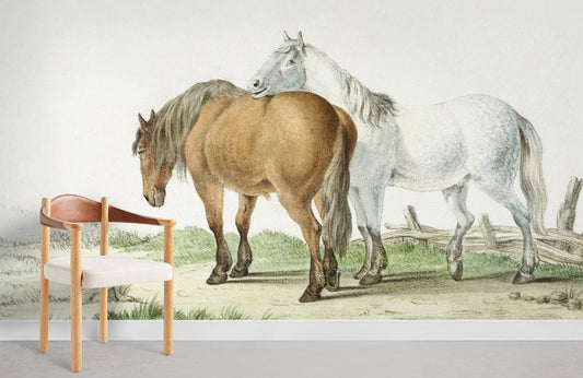 Chaise en bois avec siège rembourré blanc, idéal pour un papier peint mural marron