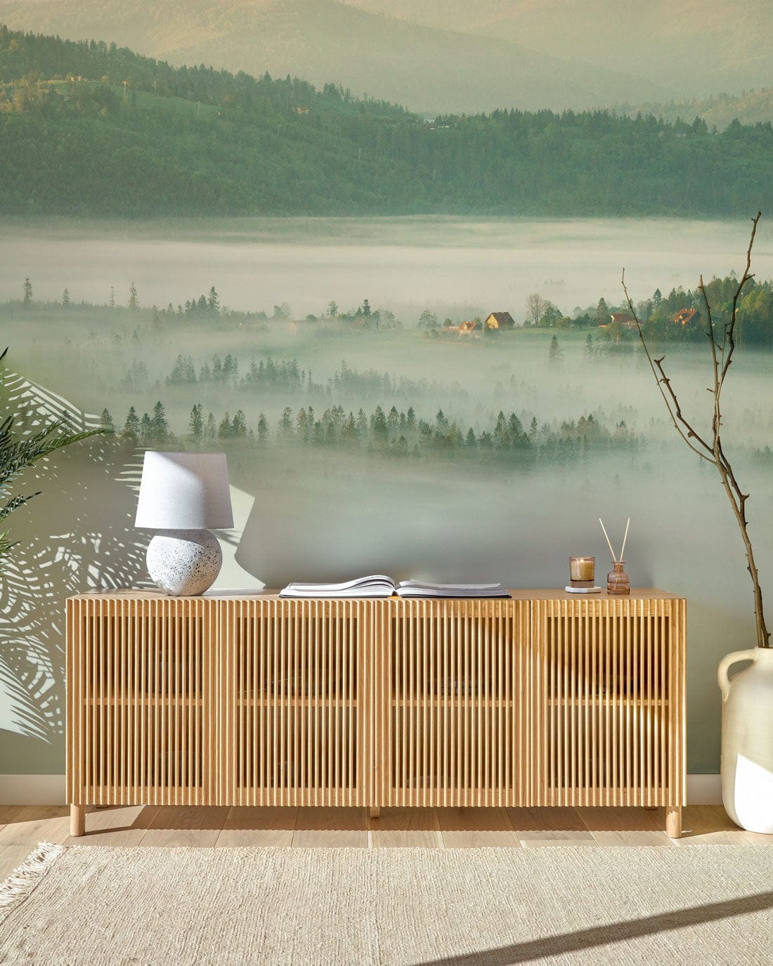 Buffet en bois clair avec portes, idéal pour Papier Peint Mural Merveille de la Forêt